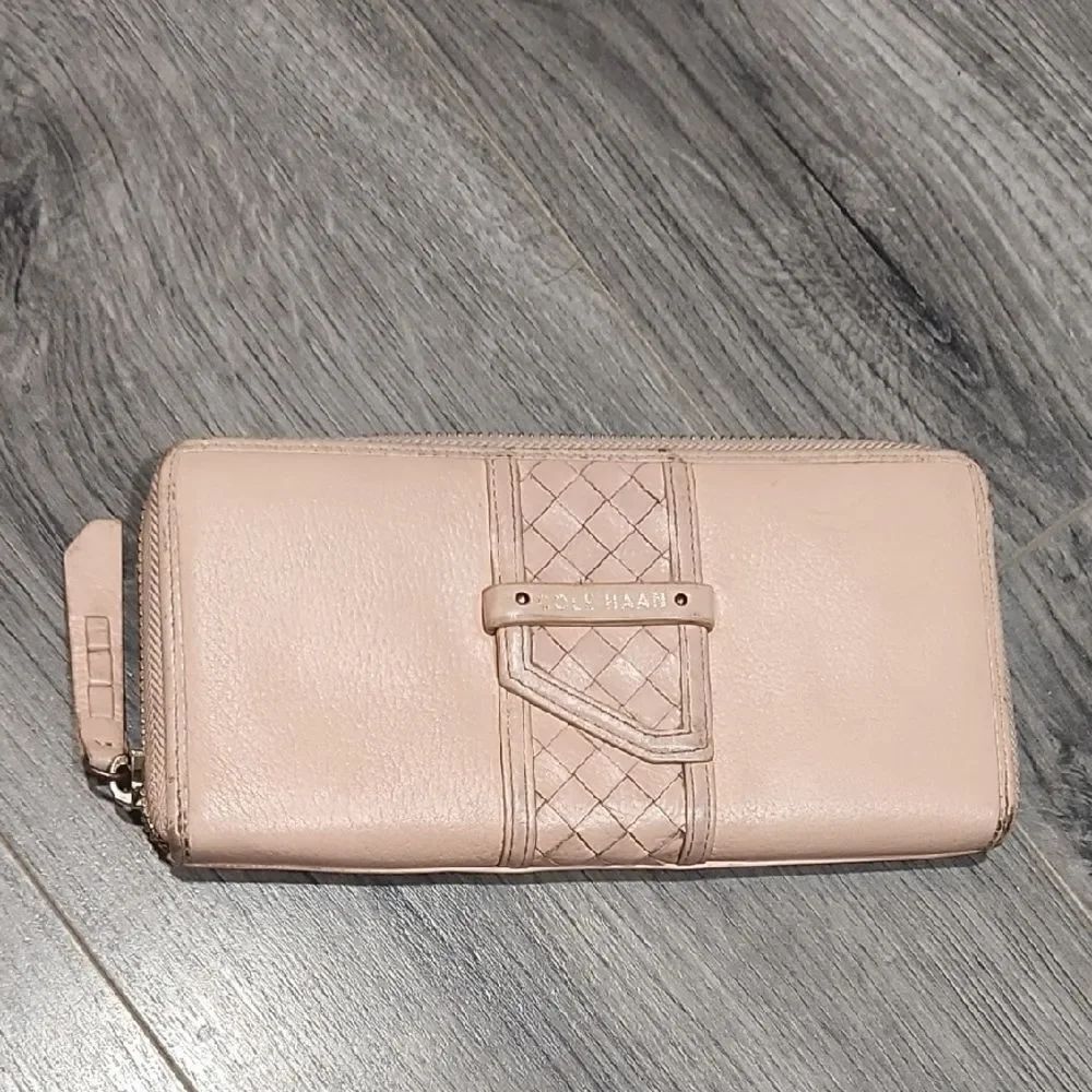 Vintage Cole Haan Peachy Cream Zip Around Wallet
